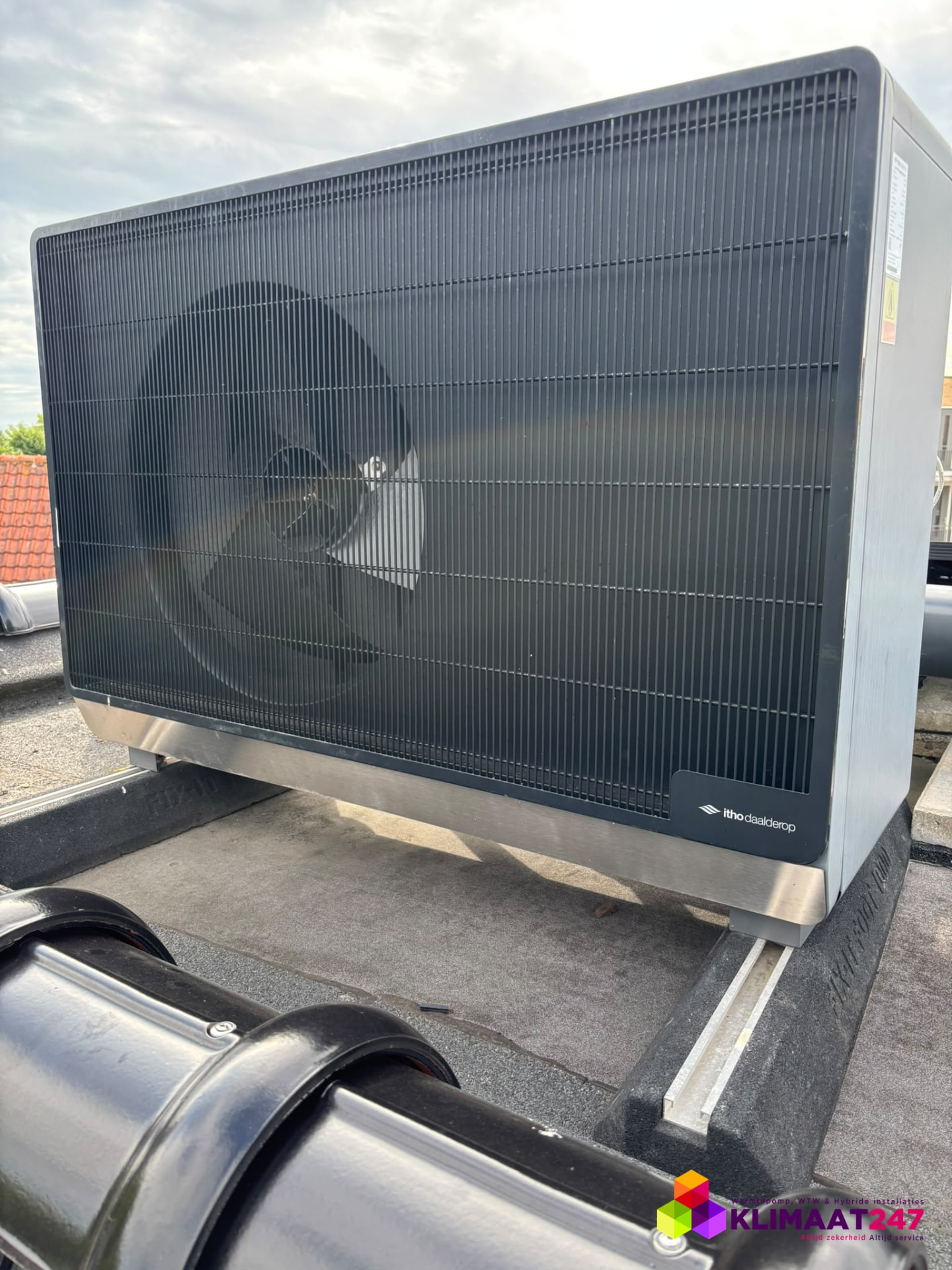 Itho Daalderop lucht-warmtepomp buitenunit op het dak in Rijnsburg