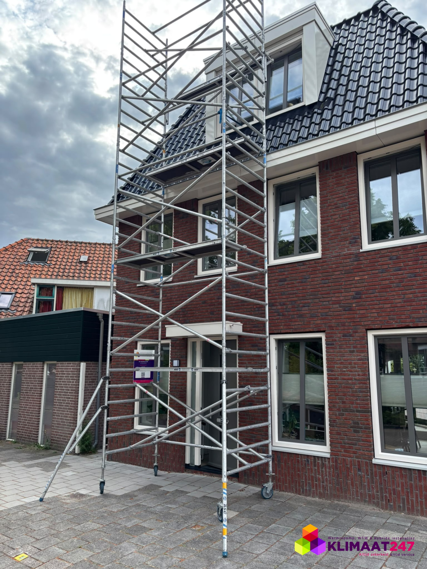 Rolsteiger geplaatst tegen de woning om de buitenunit te bereiken