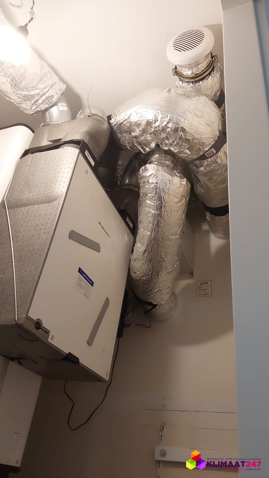 WTW-unit met geïsoleerde luchtkanalen in de technische ruimte