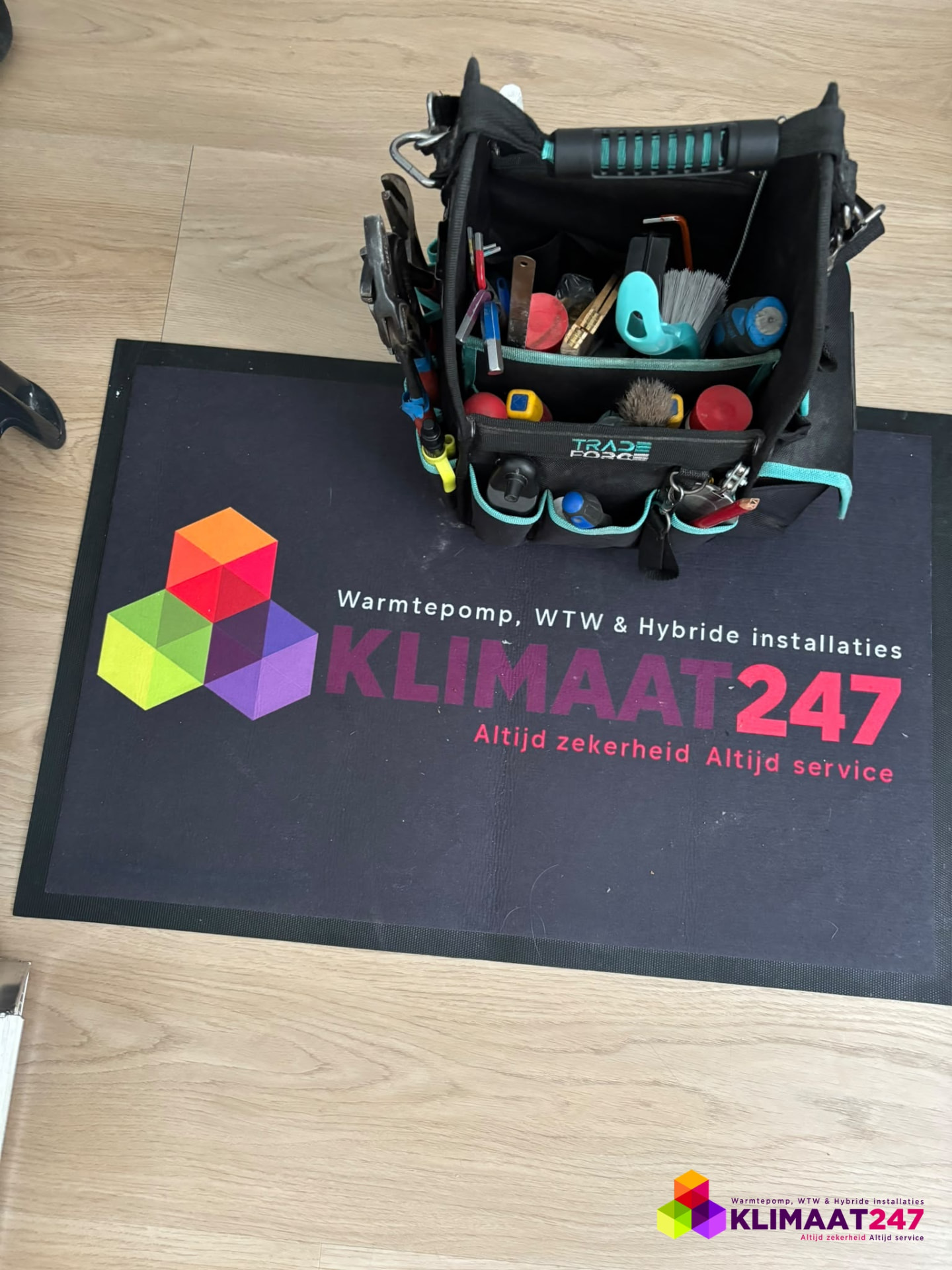 Gereedschap van Klimaat247 op de werkmat in de woning