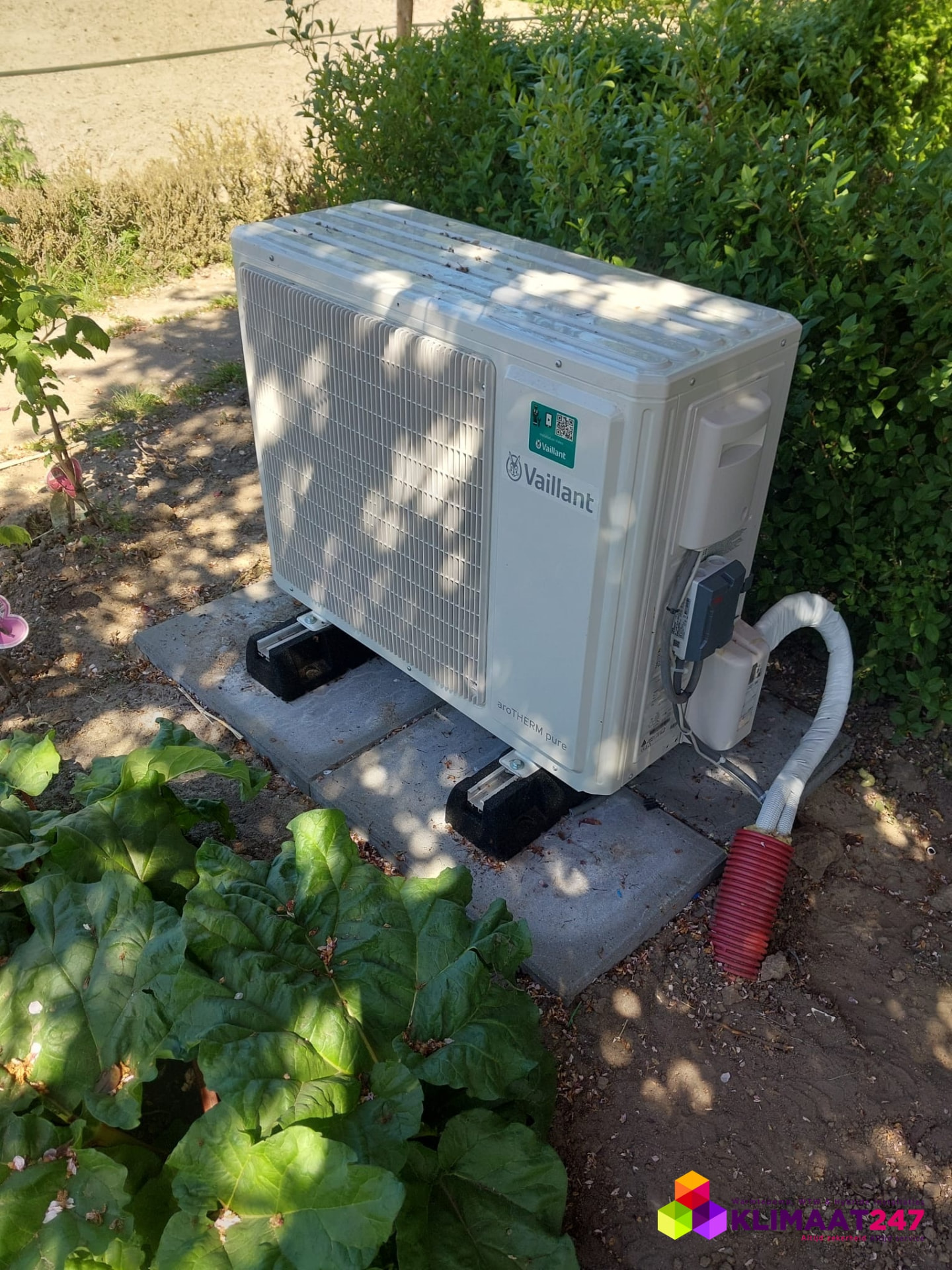 Vaillant aroTHERM pure buitenunit op trillingsdempers in de tuin