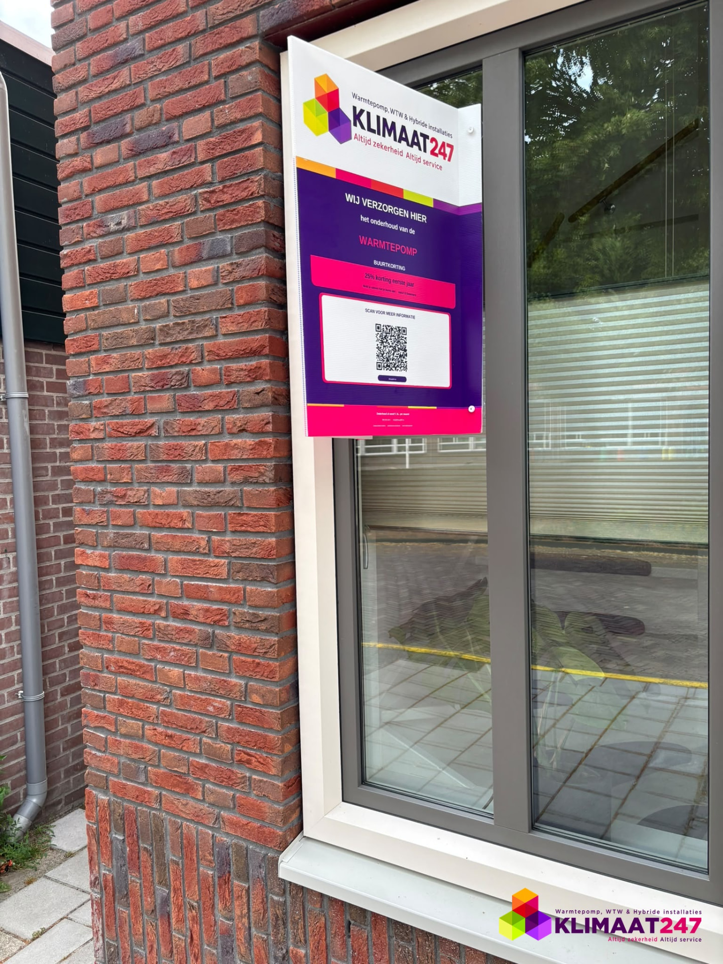 Raambord van Klimaat247 met QR-code voor meer informatie