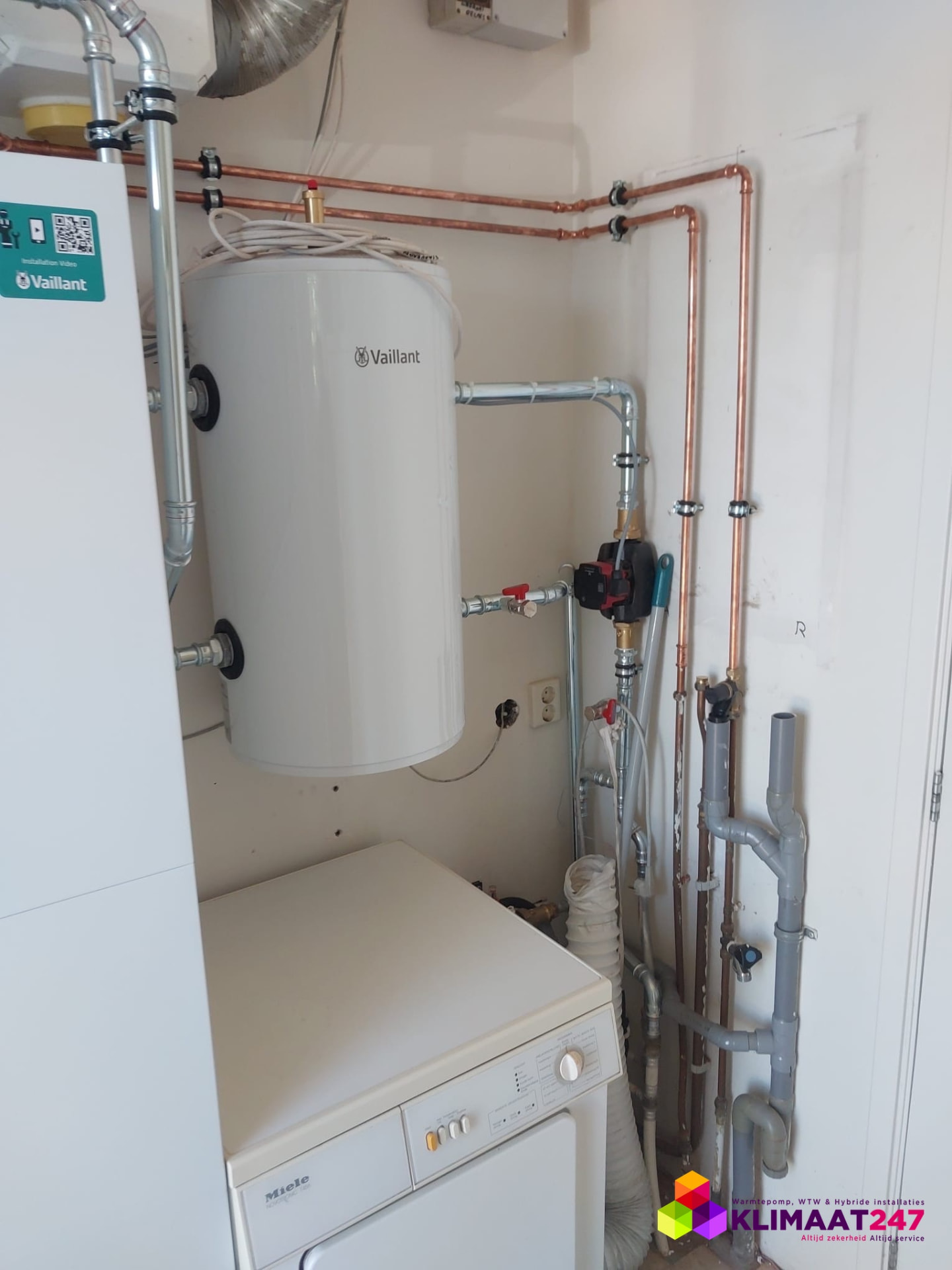 Buffervat, pompgroep en nieuw leidingwerk van de warmtepompinstallatie