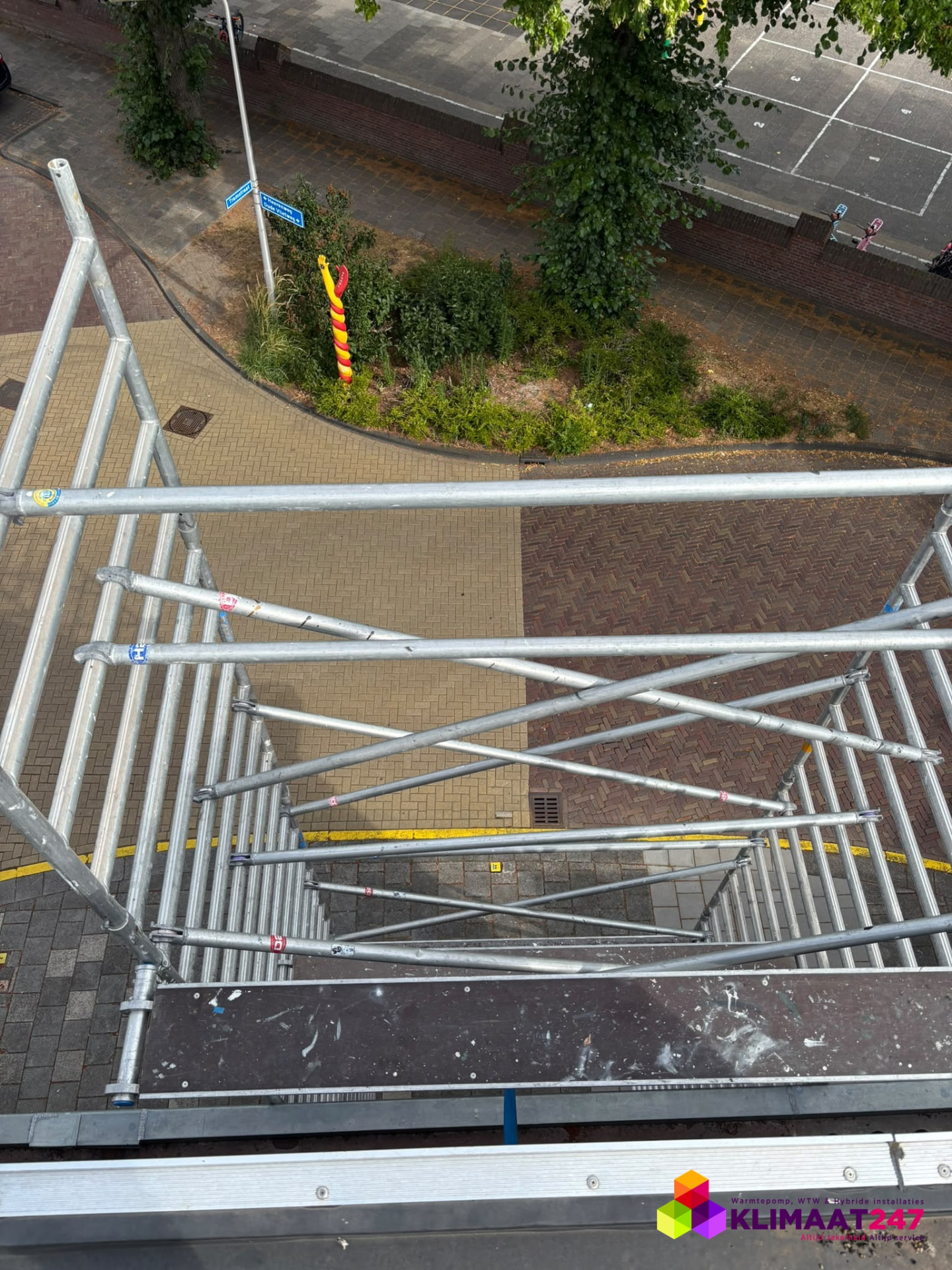 Uitzicht vanaf de rolsteiger op de werkplek bij de buitenunit