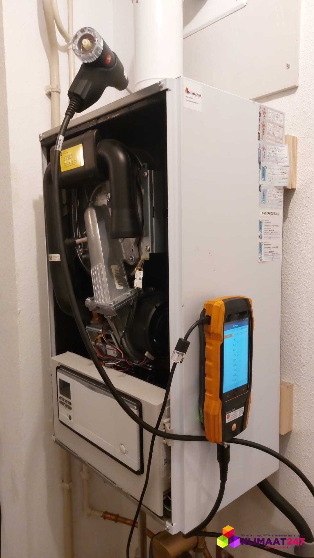 CV-ketel open met rookgasanalyser tijdens de verbrandingsmeting in Den Bosch