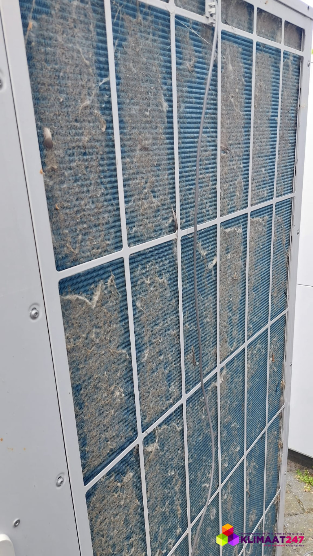 Sterk vervuilde verdamper van de lucht-water warmtepomp in Tiel